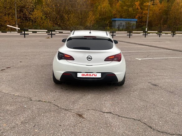 2013 Opel Astra GTC J Рестайлинг, белый - вид 4