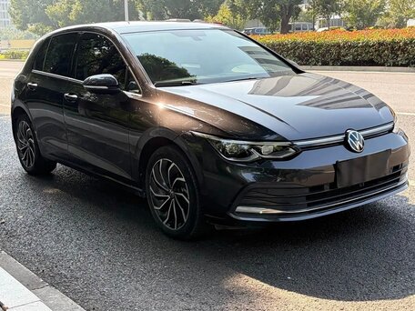 2023 Volkswagen Golf VIII, серый, 1870000 рублей, вид 1