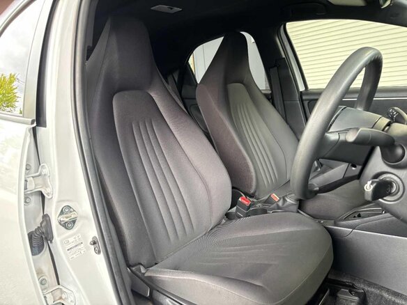 2023 Toyota Yaris IV, белый, 1052000 рублей - вид 4