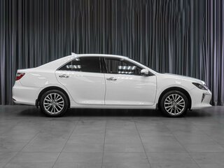 2017 Toyota Camry VII (XV50) Рестайлинг, белый, 2559000 рублей, вид 5