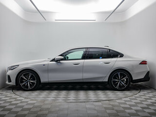 2024 BMW 5 серии 530i xDrive VIII (G60/G61/G68), белый, 7970000 рублей, вид 2