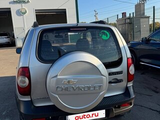 2010 Chevrolet Niva I Рестайлинг, серебристый, 400000 рублей, вид 3