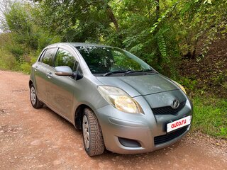 2010 Toyota Vitz II (XP90), серебристый, 590000 рублей, вид 1