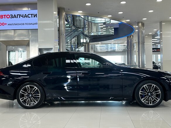 2023 BMW 5 серии 520d xDrive VIII (G60/G61/G68), синий, 6999000 рублей - вид 5
