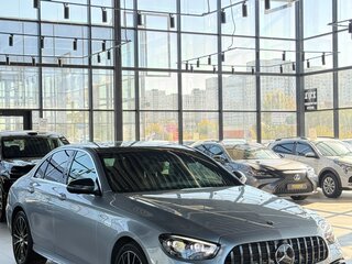 2021 Mercedes-Benz E-Класс 300 e V (W213, S213, C238) Рестайлинг, серебристый, 5350000 рублей, вид 3