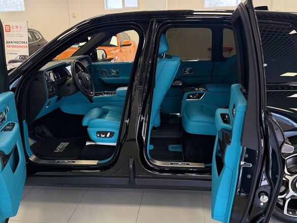 2023 Rolls-Royce Cullinan Black Badge I (Series I), чёрный, 39900000 рублей - вид 6
