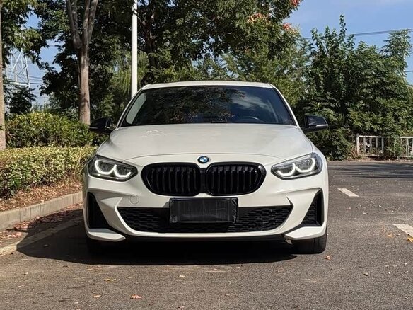 2023 BMW 1 серии 120i III (F52) Рестайлинг, белый, 1690010 рублей - вид 1