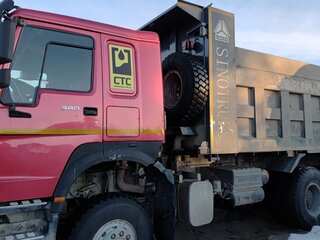 2022 Sinotruk Howo ZZ3327, красный, 3980500 рублей, вид 1