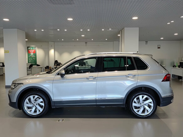 2021 Volkswagen Tiguan II Рестайлинг, серый, 2845000 рублей - вид 9