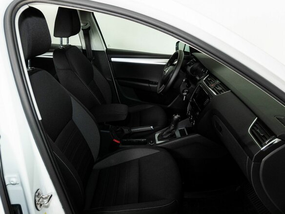 2019 Skoda Octavia III (A7) Рестайлинг, белый, 1730000 рублей - вид 3