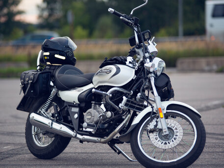 2023 Bajaj Avenger, белый, 169000 рублей, вид 1