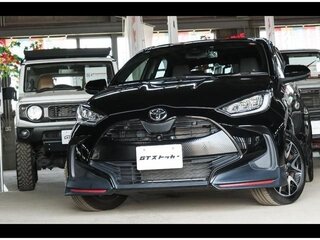 2023 Toyota Yaris IV, чёрный, 1090005 рублей, вид 2