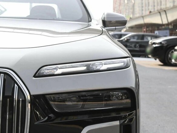 2025 BMW 7 серии 740i xDrive VII (G70), серебристый, 16780000 рублей - вид 3