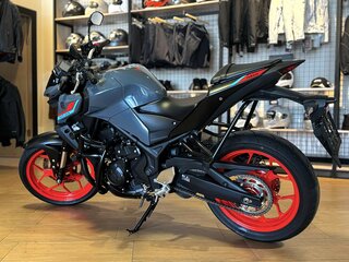 2021 Yamaha MT-03, серебристый, 630000 рублей, вид 5