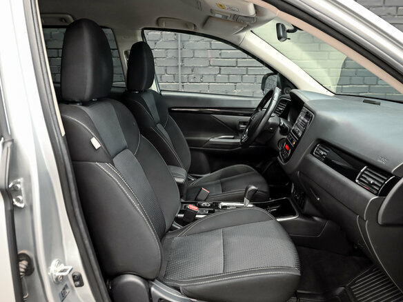 2019 Mitsubishi Outlander III Рестайлинг 3, серебристый, 2050000 рублей - вид 11