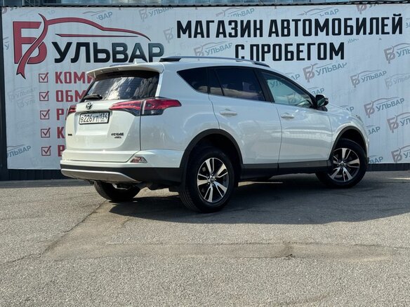 2017 Toyota RAV4 IV (XA40) Рестайлинг, белый - вид 3