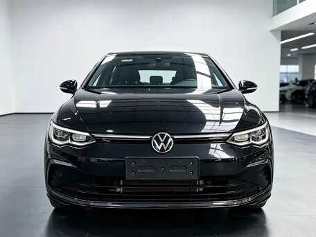 2023 Volkswagen Golf VIII, чёрный, 1980008 рублей, вид 2