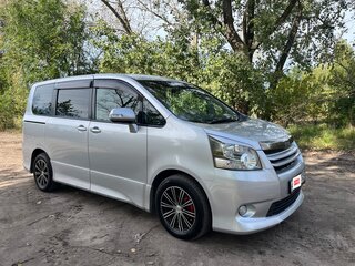 2010 Toyota Noah II (R70), серебристый, 1700000 рублей, вид 5