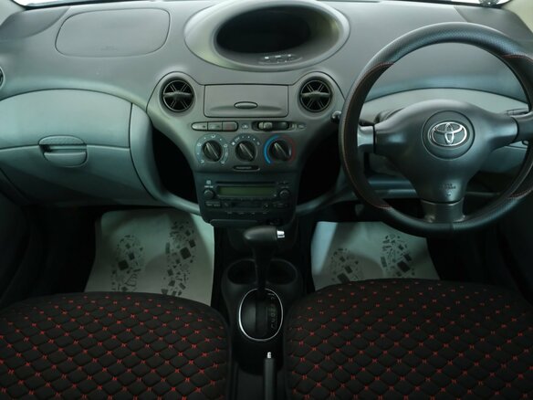 2002 Toyota Vitz I (P10), красный, 479000 рублей - вид 11