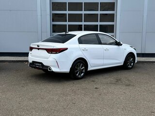 2021 Kia Rio IV Рестайлинг, белый, 1300000 рублей, вид 5