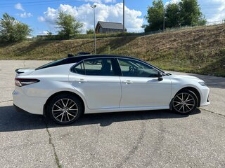2021 Toyota Camry VIII (XV70) Рестайлинг, белый, 3390000 рублей, вид 3