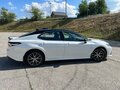 2021 Toyota Camry VIII (XV70) Рестайлинг, белый, 3390000 рублей - вид 2