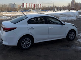 2022 Kia Rio IV Рестайлинг, белый, 1000000 рублей, вид 4
