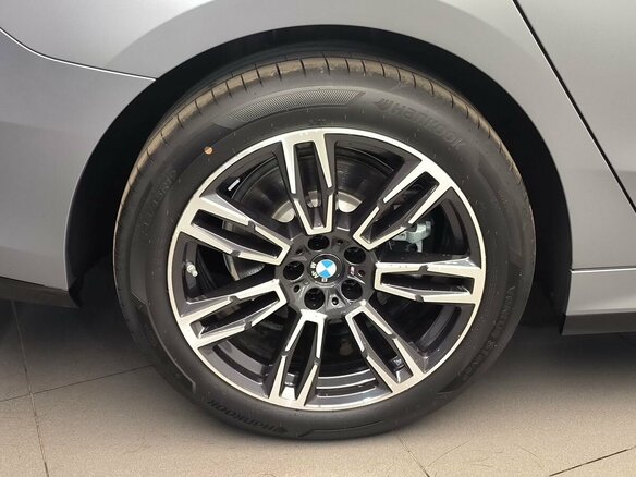 2025 BMW 5 серии Long 530Li xDrive VIII (G60/G61/G68), серый, 10770000 рублей - вид 17