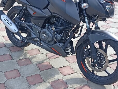 2021 Bajaj Pulsar 180, чёрный, 170000 рублей, вид 1
