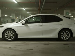 2021 Toyota Camry VIII (XV70) Рестайлинг, белый, 3000000 рублей, вид 4