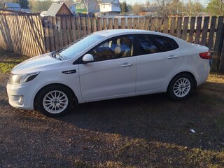 2014 Kia Rio 6-speed III, белый, 889000 рублей, вид 3