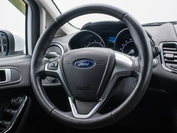 2016 Ford Fiesta Mk6 Рестайлинг, белый - вид 14
