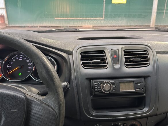 2015 Renault Logan II, белый, 250000 рублей - вид 11