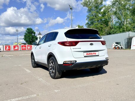 2021 Kia Sportage IV Рестайлинг, белый, 2240000 рублей, вид 3