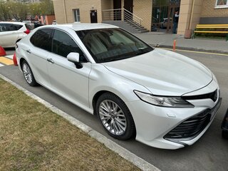 2018 Toyota Camry VIII (XV70), белый, 2600000 рублей, вид 3