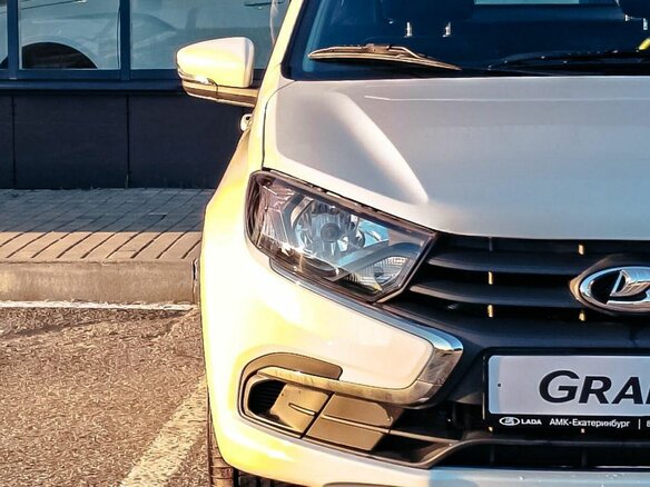 2026 Lada (ВАЗ) Granta I Рестайлинг, белый - вид 3