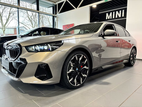 2024 BMW 5 серии 530i xDrive VIII (G60/G61/G68), серебристый, 6950000 рублей, вид 1