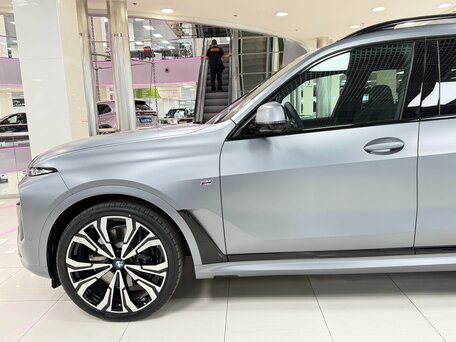 2026 BMW X7 40d I (G07) Рестайлинг, серый, 16999000 рублей, вид 4