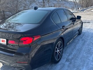 2021 BMW 5 серии 520i VII (G30/G31/G38) Рестайлинг, чёрный, 4550000 рублей, вид 3