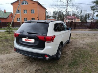 2016 Mitsubishi Outlander III Рестайлинг 2, белый, 1350000 рублей, вид 3