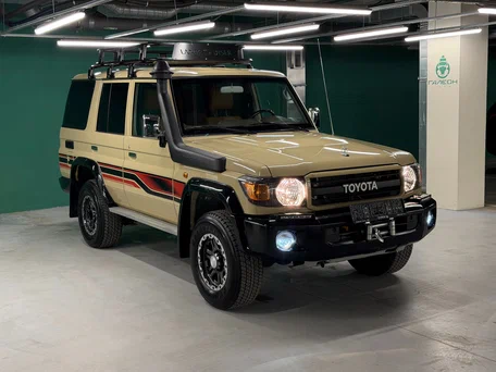 2022 Toyota Land Cruiser 76 70 Series Рестайлинг 1, бежевый, 8900000 рублей, вид 2