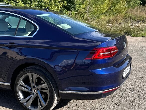2017 Volkswagen Passat B8, синий - вид 3