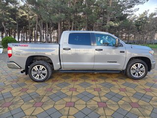 2018 Toyota Tundra CrewMax II Рестайлинг, серый, 6500000 рублей, вид 4