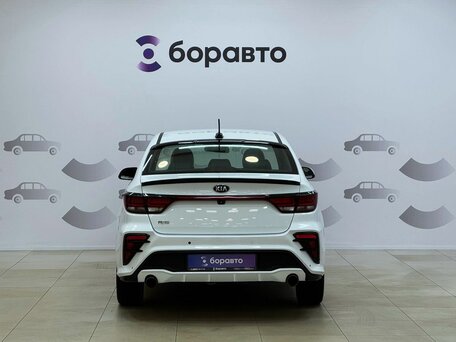 2020 Kia Rio IV, белый, 1400000 рублей, вид 4