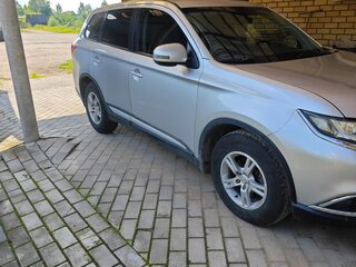 2018 Mitsubishi Outlander III Рестайлинг 2, серебристый, 1600000 рублей, вид 3