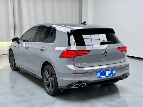 2023 Volkswagen Golf VIII, серый, 1950000 рублей, вид 3