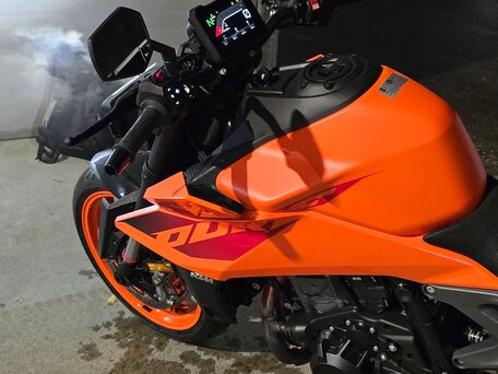 2024 KTM 990 Duke, оранжевый, 1549999 рублей, вид 2
