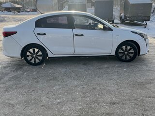 2021 Kia Rio IV Рестайлинг, чёрный, 1200000 рублей, вид 2