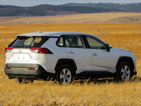 2025 Toyota RAV4 V (XA50), белый, 3500000 рублей, вид 3