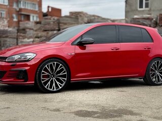 2018 Volkswagen Golf GTI VII Рестайлинг, красный, 3000000 рублей, вид 3